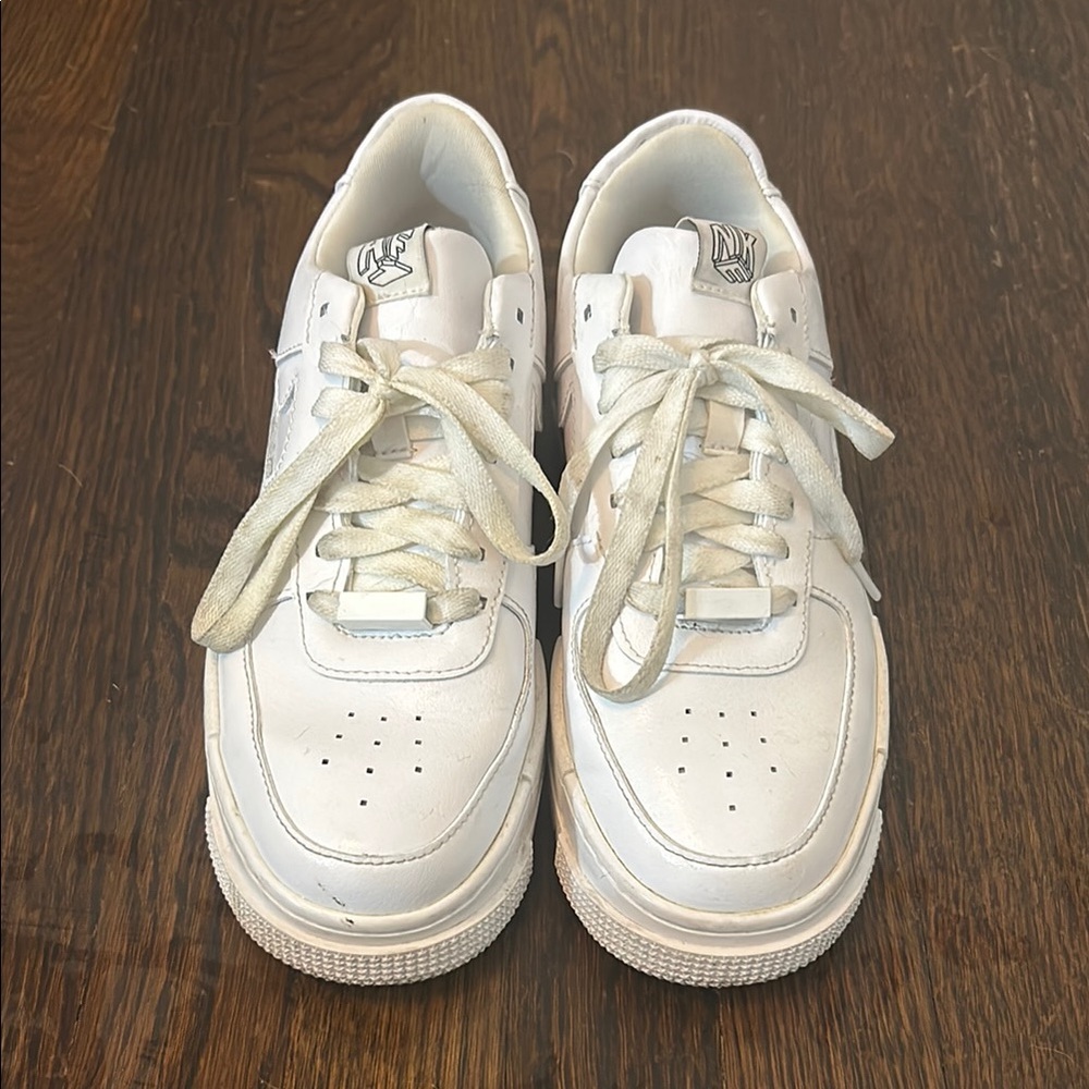 White Sneakers with Low-Top Design and Ventilation Perforations